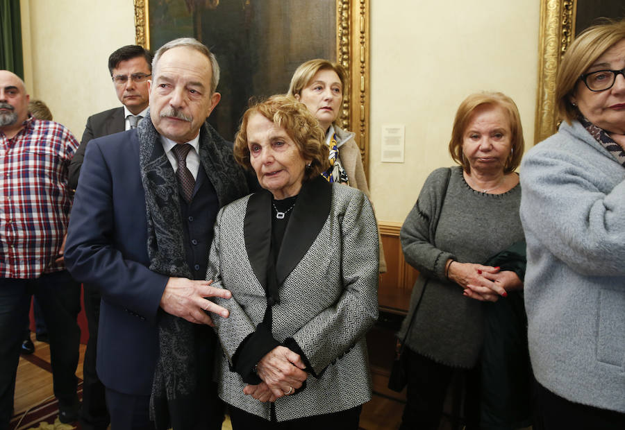 La capilla ardiente se trasladó, esta mañana, de la Junta General al Ayuntamiento de Gijón donde permanecerá hasta las 19 horas de viernes