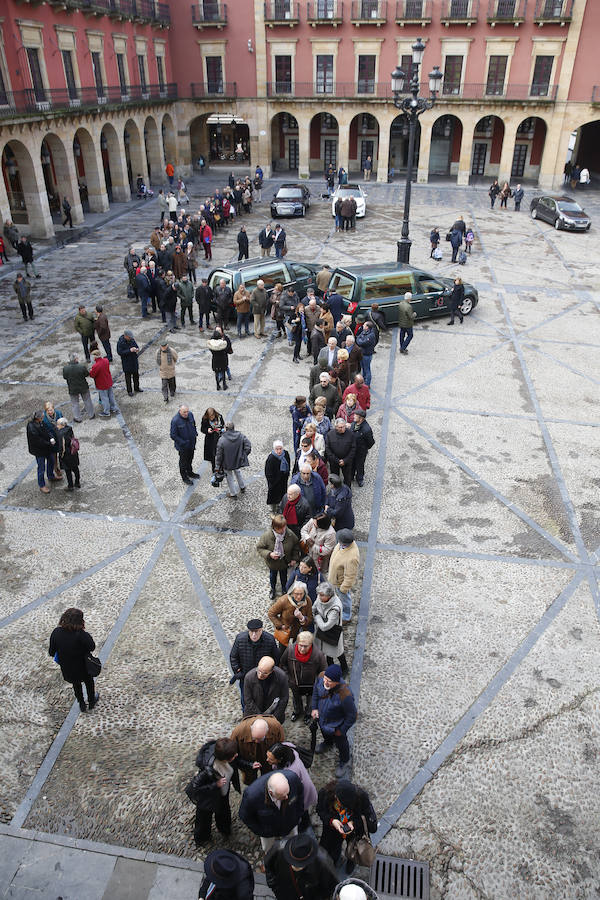 La capilla ardiente se trasladó, esta mañana, de la Junta General al Ayuntamiento de Gijón donde permanecerá hasta las 19 horas de viernes