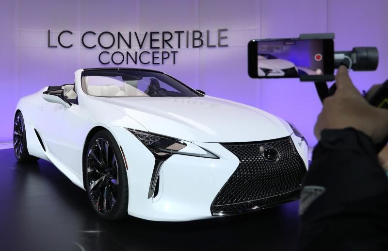 Los SUV, camiones y coches deportivos son los protagonistas de un devaluado salón del automóvil de Detroit, en el que habrá menos fabricantes y más incertidumbre. Más allá de VW, los fabricantes alemanes abandonaron el salón de Detroit este año ante la competencia con otros eventos. Los analistas prevén una ralentización en las ventas en 2019, tras una década de crecimiento.