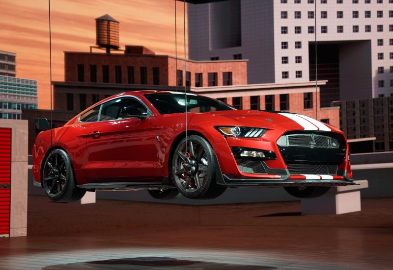 Los SUV, camiones y coches deportivos son los protagonistas de un devaluado salón del automóvil de Detroit, en el que habrá menos fabricantes y más incertidumbre. Más allá de VW, los fabricantes alemanes abandonaron el salón de Detroit este año ante la competencia con otros eventos. Los analistas prevén una ralentización en las ventas en 2019, tras una década de crecimiento.