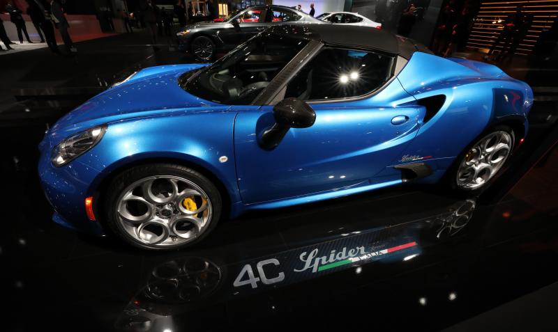 Los SUV, camiones y coches deportivos son los protagonistas de un devaluado salón del automóvil de Detroit, en el que habrá menos fabricantes y más incertidumbre. Más allá de VW, los fabricantes alemanes abandonaron el salón de Detroit este año ante la competencia con otros eventos. Los analistas prevén una ralentización en las ventas en 2019, tras una década de crecimiento.