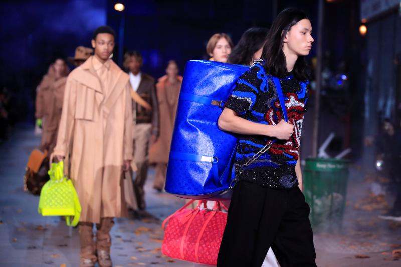 La moda vive desde este martes una semana especialmente agitada en París con la presentación de la primera colección para hombre de Celine, de la mano del polémico diseñador Hedi Slimane, y con el estreno de Loewe en la pasarela masculina. La moda futurista de Dior y un hombre alejado de las tendencias deportivas, lo más destacado