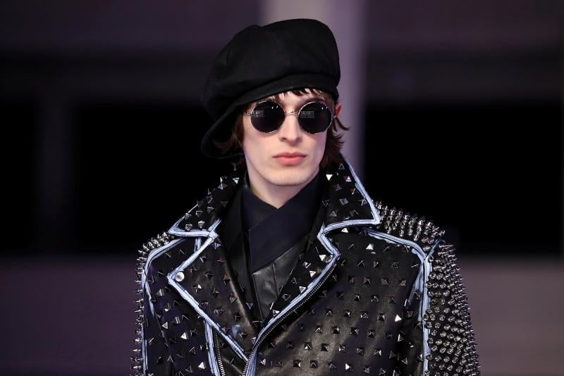 La moda vive desde este martes una semana especialmente agitada en París con la presentación de la primera colección para hombre de Celine, de la mano del polémico diseñador Hedi Slimane, y con el estreno de Loewe en la pasarela masculina. La moda futurista de Dior y un hombre alejado de las tendencias deportivas, lo más destacado