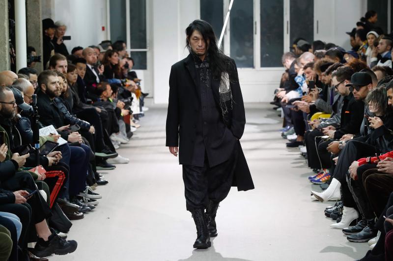 La moda vive desde este martes una semana especialmente agitada en París con la presentación de la primera colección para hombre de Celine, de la mano del polémico diseñador Hedi Slimane, y con el estreno de Loewe en la pasarela masculina. La moda futurista de Dior y un hombre alejado de las tendencias deportivas, lo más destacado