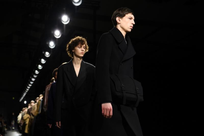 La moda vive desde este martes una semana especialmente agitada en París con la presentación de la primera colección para hombre de Celine, de la mano del polémico diseñador Hedi Slimane, y con el estreno de Loewe en la pasarela masculina. La moda futurista de Dior y un hombre alejado de las tendencias deportivas, lo más destacado