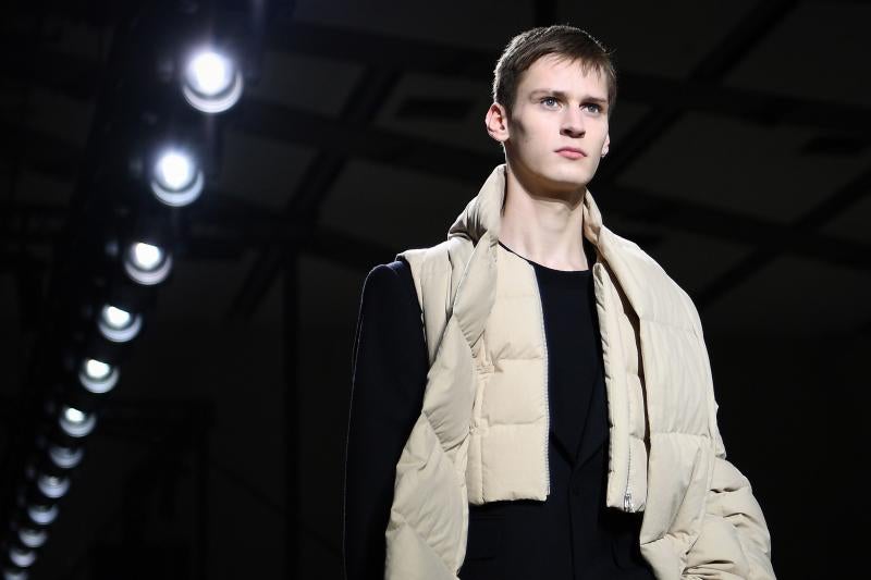 La moda vive desde este martes una semana especialmente agitada en París con la presentación de la primera colección para hombre de Celine, de la mano del polémico diseñador Hedi Slimane, y con el estreno de Loewe en la pasarela masculina. La moda futurista de Dior y un hombre alejado de las tendencias deportivas, lo más destacado