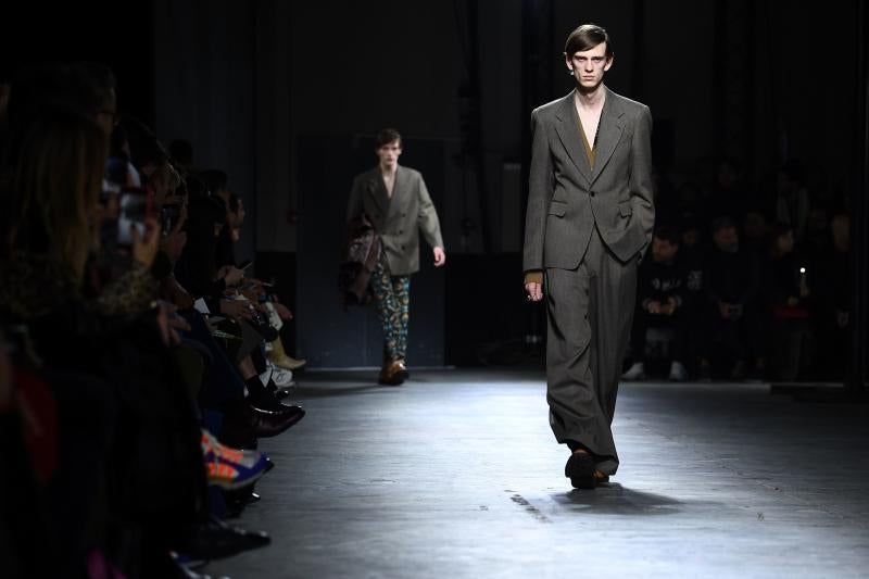 La moda vive desde este martes una semana especialmente agitada en París con la presentación de la primera colección para hombre de Celine, de la mano del polémico diseñador Hedi Slimane, y con el estreno de Loewe en la pasarela masculina. La moda futurista de Dior y un hombre alejado de las tendencias deportivas, lo más destacado