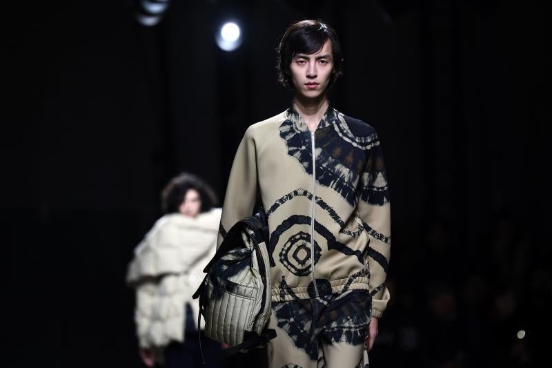 La moda vive desde este martes una semana especialmente agitada en París con la presentación de la primera colección para hombre de Celine, de la mano del polémico diseñador Hedi Slimane, y con el estreno de Loewe en la pasarela masculina. La moda futurista de Dior y un hombre alejado de las tendencias deportivas, lo más destacado