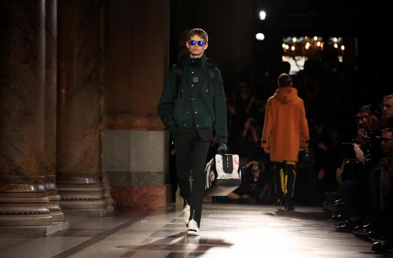 La moda vive desde este martes una semana especialmente agitada en París con la presentación de la primera colección para hombre de Celine, de la mano del polémico diseñador Hedi Slimane, y con el estreno de Loewe en la pasarela masculina. La moda futurista de Dior y un hombre alejado de las tendencias deportivas, lo más destacado