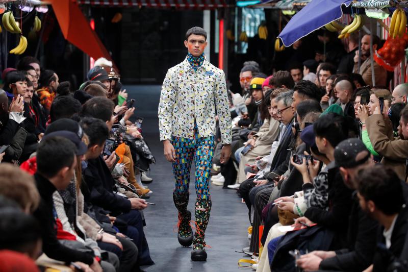 La moda vive desde este martes una semana especialmente agitada en París con la presentación de la primera colección para hombre de Celine, de la mano del polémico diseñador Hedi Slimane, y con el estreno de Loewe en la pasarela masculina. La moda futurista de Dior y un hombre alejado de las tendencias deportivas, lo más destacado