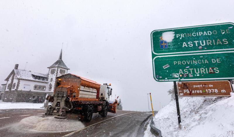 Las estaciones de esquí siguen cerradas el fin de semana a la espera de más nieve, que ya empieza a cubrir las zonas altas del Principado.