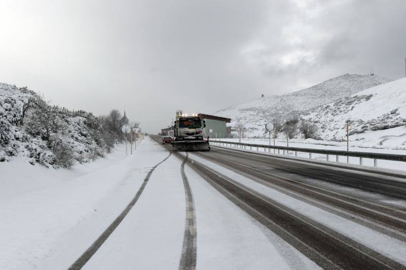 Las estaciones de esquí siguen cerradas el fin de semana a la espera de más nieve, que ya empieza a cubrir las zonas altas del Principado.