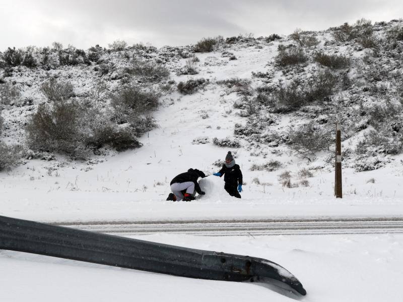 Las estaciones de esquí siguen cerradas el fin de semana a la espera de más nieve, que ya empieza a cubrir las zonas altas del Principado.