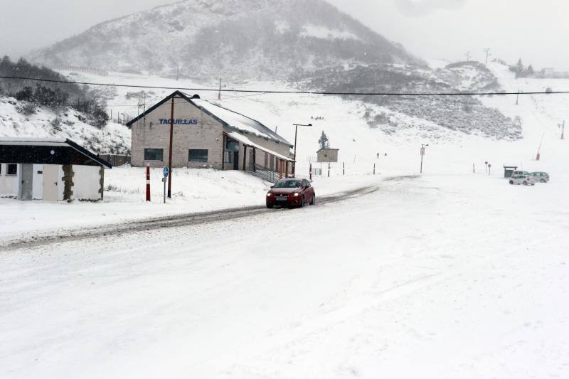 Las estaciones de esquí siguen cerradas el fin de semana a la espera de más nieve, que ya empieza a cubrir las zonas altas del Principado.