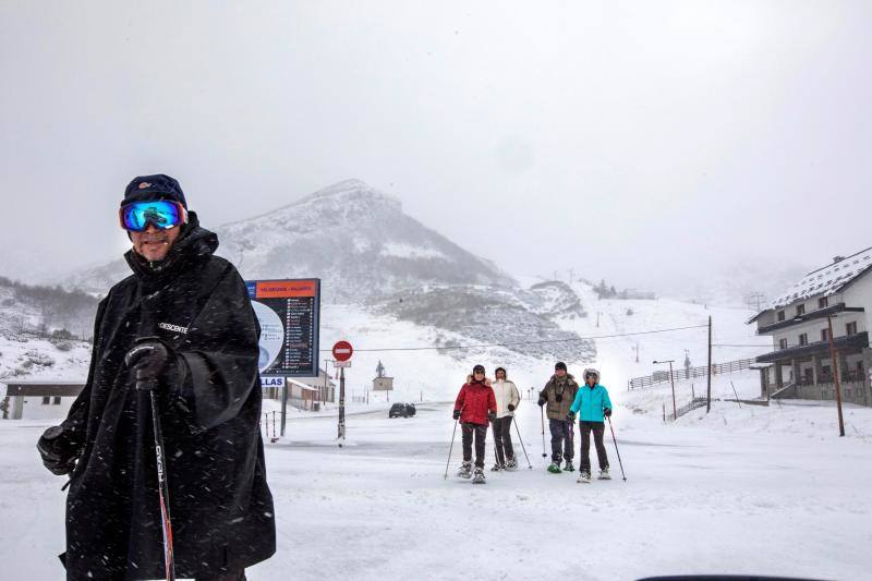 Las estaciones de esquí siguen cerradas el fin de semana a la espera de más nieve, que ya empieza a cubrir las zonas altas del Principado.