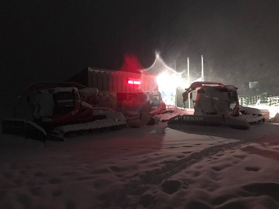 Las estaciones de esquí siguen cerradas el fin de semana a la espera de más nieve, que ya empieza a cubrir las zonas altas del Principado.