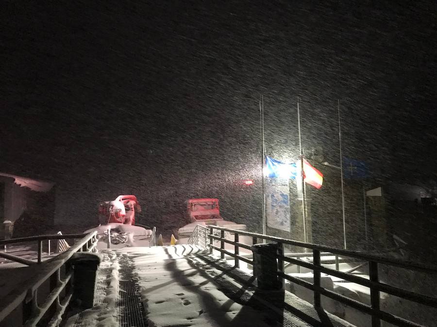 Las estaciones de esquí siguen cerradas el fin de semana a la espera de más nieve, que ya empieza a cubrir las zonas altas del Principado.