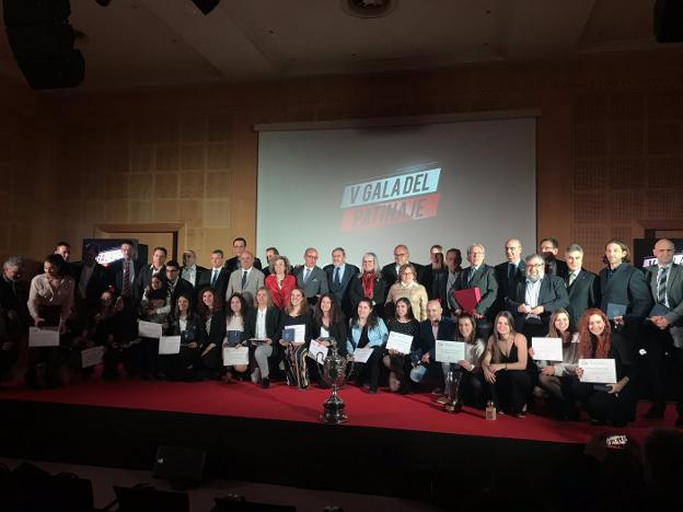 Los premiados de la gala anual del patinaje posan con sus distinciones a la conclusión del acto celebrado ayer en Barcelona. 