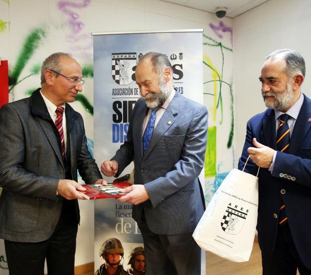 Entrega de obsequios al general Armada. 