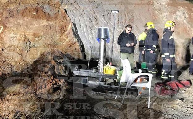 Técnicos y bomberos, ante el pozo por donde cayó el pequeño, entubado con una funda metálica de 2.000 kilos para evitar desprendimientos por las perforaciones. 