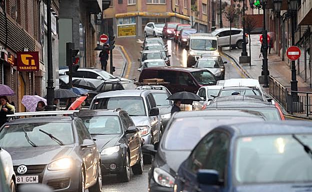 Tráfico en el centro de Oviedo.