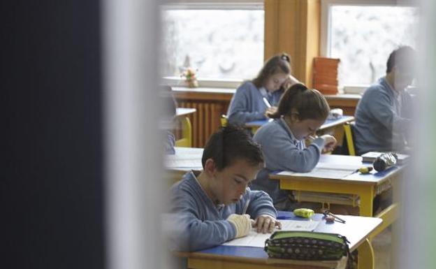 Alumnos de cuarto de la ESO del IES La Luz realizan la reválida en mayo del año pasado. 