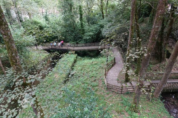 Los operarios contratados en Cangas de Onís se ocuparán de los jardines del Príncipe, en Covadonga. 