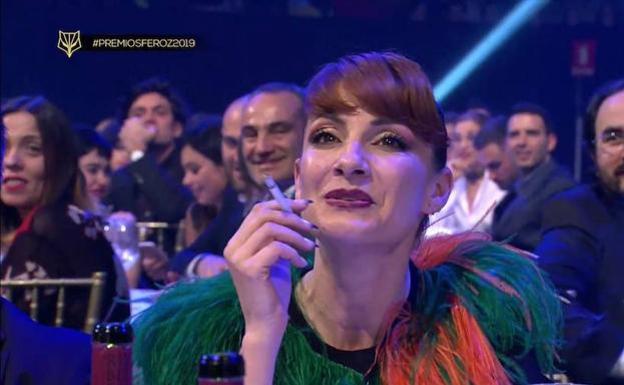 Najwa Nimri, fumando en el Bilbao Arena. 