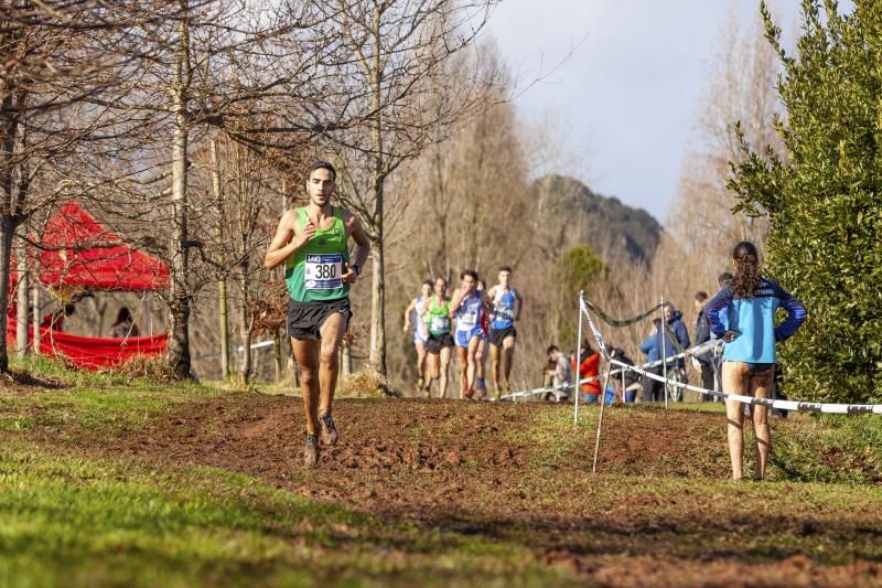 Moha Bakkali (Universidad) e Isabel Barreiro (Gijón Atletismo) han logrado los triunfos individuales Campeonato de Asturias de Cross Largo por Clubes, disputado en Perlora. Han participado más de 270 atletas.