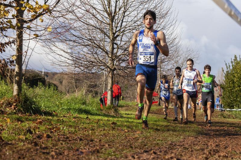 Moha Bakkali (Universidad) e Isabel Barreiro (Gijón Atletismo) han logrado los triunfos individuales Campeonato de Asturias de Cross Largo por Clubes, disputado en Perlora. Han participado más de 270 atletas.