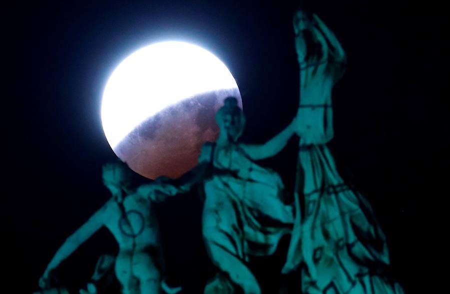 El eclipse lunar en Bruselas (Bélgica).