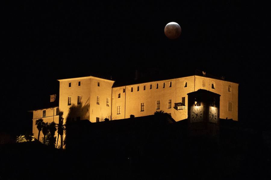 El eclipse lunar en Cuneo (Italia).