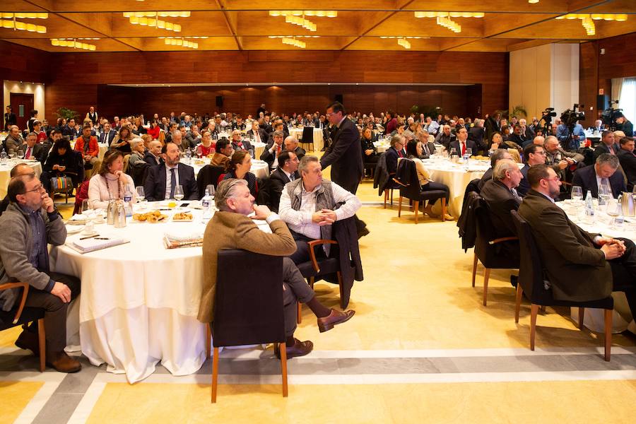 La ministra asturiana asume en un desayuno de EL COMERCIO que la jubilación inminente de los médicos causará «problemas severos» al sistema