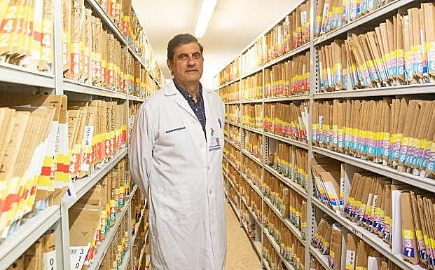 El doctor José Antonio López de la Manzanara en los despachos del archivo. 