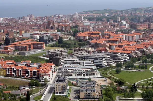 Vista aérea de la ciudad, con el barrio de Viesques en primer término. 