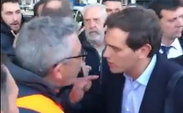 Albert Rivera, increpado por un grupo de taxistas en la estación de Atocha