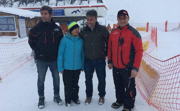 El director de la estación de Pajares, Javier Martínez Iglesias; la presidenta de la Federación de deportes de invierno del Principado, Lucía Noriega; el director general de deportes José Ramón Tuero, y el director de la estación de Fuentes de Invierno con Jorge Fernández Fierro.