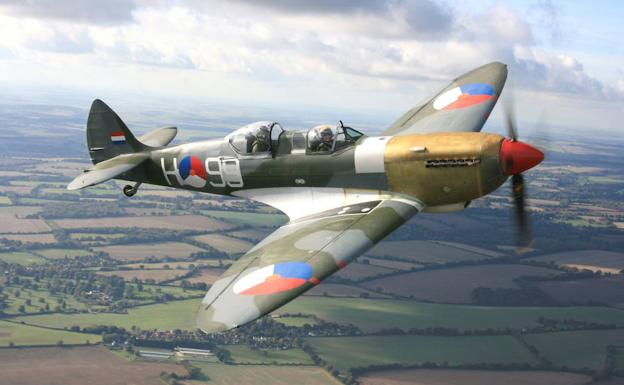 Un Supermarine Spitfire biplaza, un caza con el que los británicos plantaron cara a los bombarderos alemanes en la Segunda Guerra Mundial.
