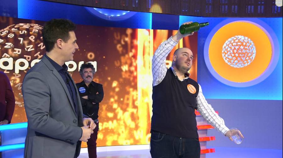 Sorpresa, sonrisa, júbilo, abrazos y hasta un culín de sidra. El bote logrado por Fran González fue muy celebrado por el asturiano, después de 168 programas.