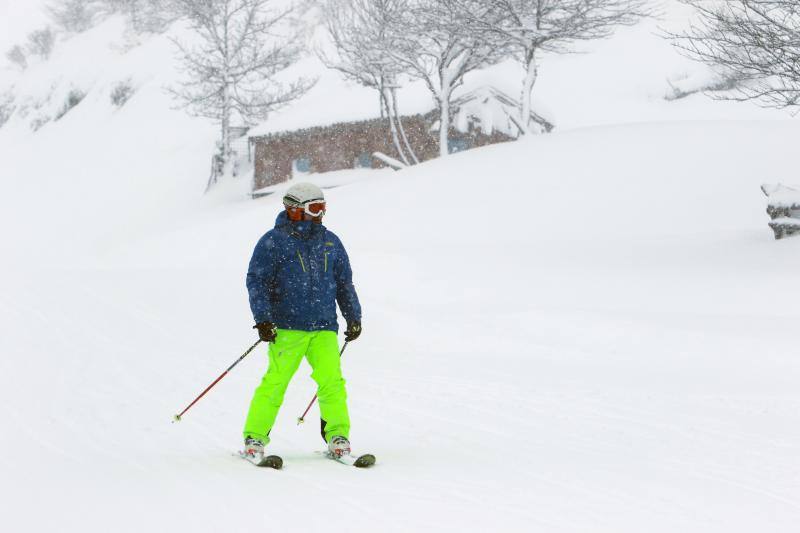 Mucha nieve pero pocos esquiadores en el primer día de temporada de esquí en las estaciones del Principado, en Valgrande-Pajares y en Fuentes de Invierno.