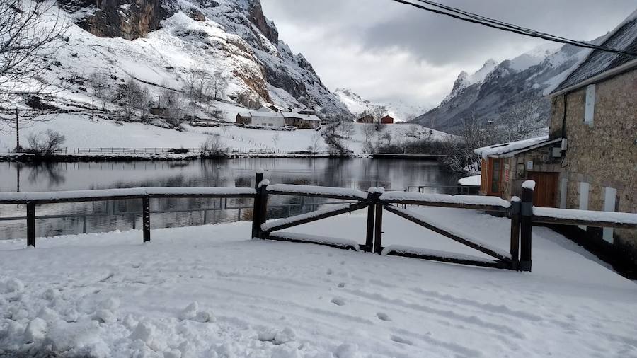 Mucha nieve pero pocos esquiadores en el primer día de temporada de esquí en las estaciones del Principado, en Valgrande-Pajares y en Fuentes de Invierno.