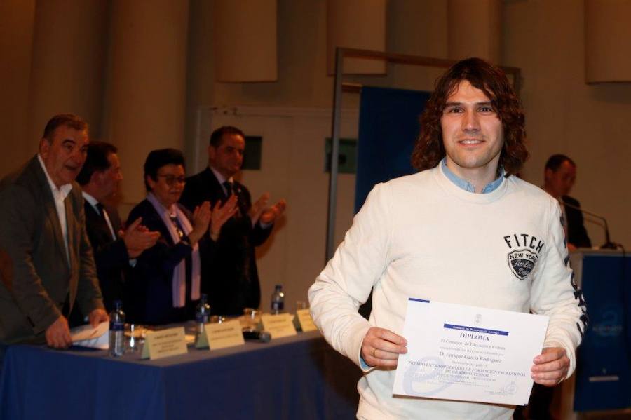 El consejero de Educación y Cultura, Genaro Alonso, participó este lunes en la entrega de premios al alumnado de Educación Secundaria Obligatoria y de los galardones extraordinarios de Bachillerato, Enseñanzas Artísticas y Formación Profesional.