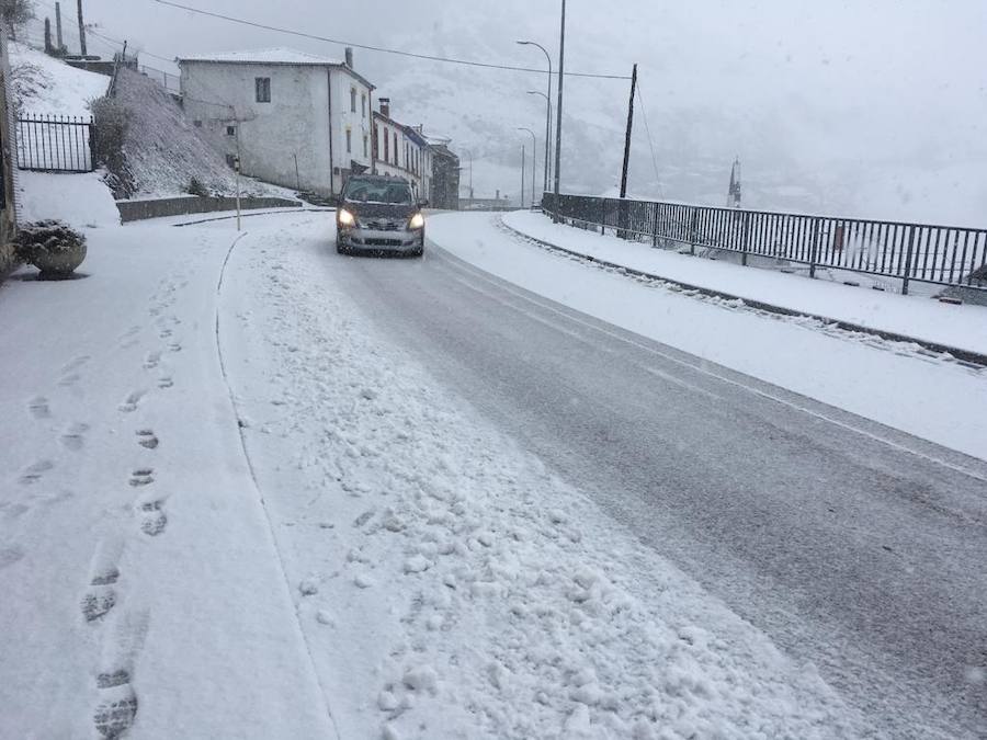 La región se mantiene en situación de prealerta por nevadas con un despliegue especial de máquinas quitanieves. 