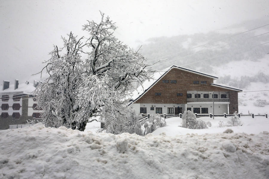 La región se mantiene en situación de prealerta por nevadas con un despliegue especial de máquinas quitanieves. 