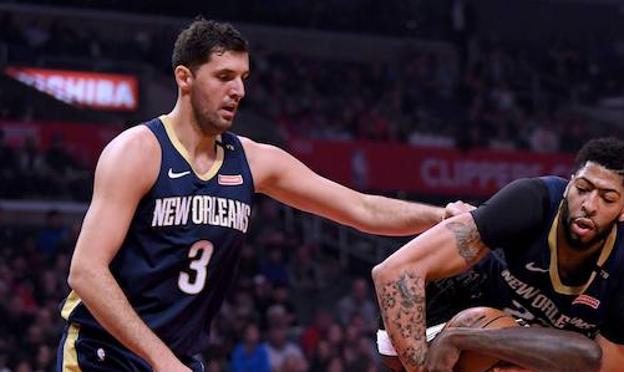 Niko Mirotic lucha por un balón. 