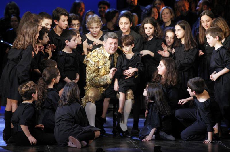 La temporada de Ópera de Oviedo llega a su fin y lo hace con una de las obras cumbre de la música. 'Carmen', la gran composición de Bizet, vuelve al Campoamor de mano del Teatro de la Ópera Alemana en el Rin, que ya prepara en el escenario de la capital asturiana un montaje que representará los días 27, 27 y 30 de enero y el 1 y 2 de febrero. 