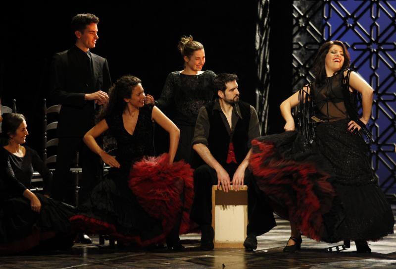 La temporada de Ópera de Oviedo llega a su fin y lo hace con una de las obras cumbre de la música. 'Carmen', la gran composición de Bizet, vuelve al Campoamor de mano del Teatro de la Ópera Alemana en el Rin, que ya prepara en el escenario de la capital asturiana un montaje que representará los días 27, 27 y 30 de enero y el 1 y 2 de febrero. 