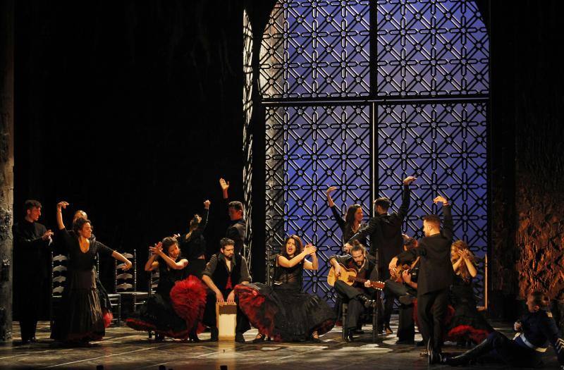 La temporada de Ópera de Oviedo llega a su fin y lo hace con una de las obras cumbre de la música. 'Carmen', la gran composición de Bizet, vuelve al Campoamor de mano del Teatro de la Ópera Alemana en el Rin, que ya prepara en el escenario de la capital asturiana un montaje que representará los días 27, 27 y 30 de enero y el 1 y 2 de febrero. 