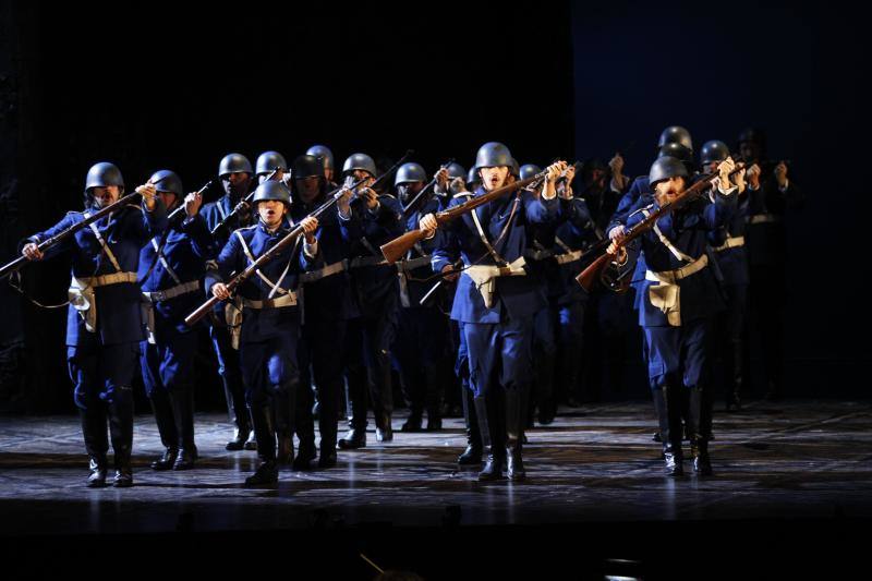 La temporada de Ópera de Oviedo llega a su fin y lo hace con una de las obras cumbre de la música. 'Carmen', la gran composición de Bizet, vuelve al Campoamor de mano del Teatro de la Ópera Alemana en el Rin, que ya prepara en el escenario de la capital asturiana un montaje que representará los días 27, 27 y 30 de enero y el 1 y 2 de febrero. 