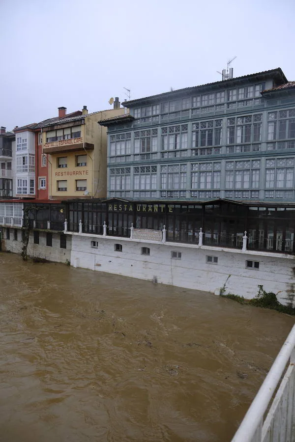 El hospital de Arriondas centra toda la atención por la crecida de los ríos Piloña y Sella. 